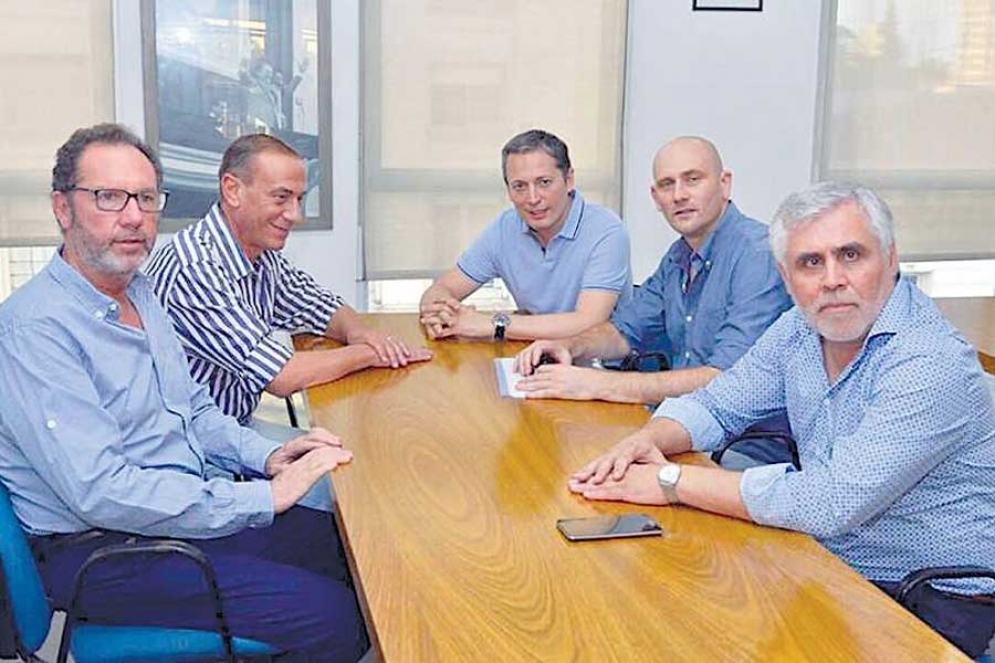 El intendente Arrieta junto a los mandatarios Torchio (Carlos Casares), Santillán (González Chaves),  Lago (Alberti) y Gray (Esteban Echeverría y Vicepresidente del PJ)