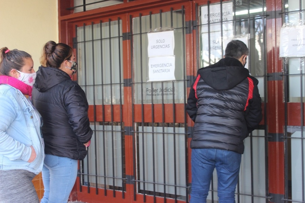 Los familiares de Alex junto al dirigente Mario Miceli en la puerta del Juzgado. 