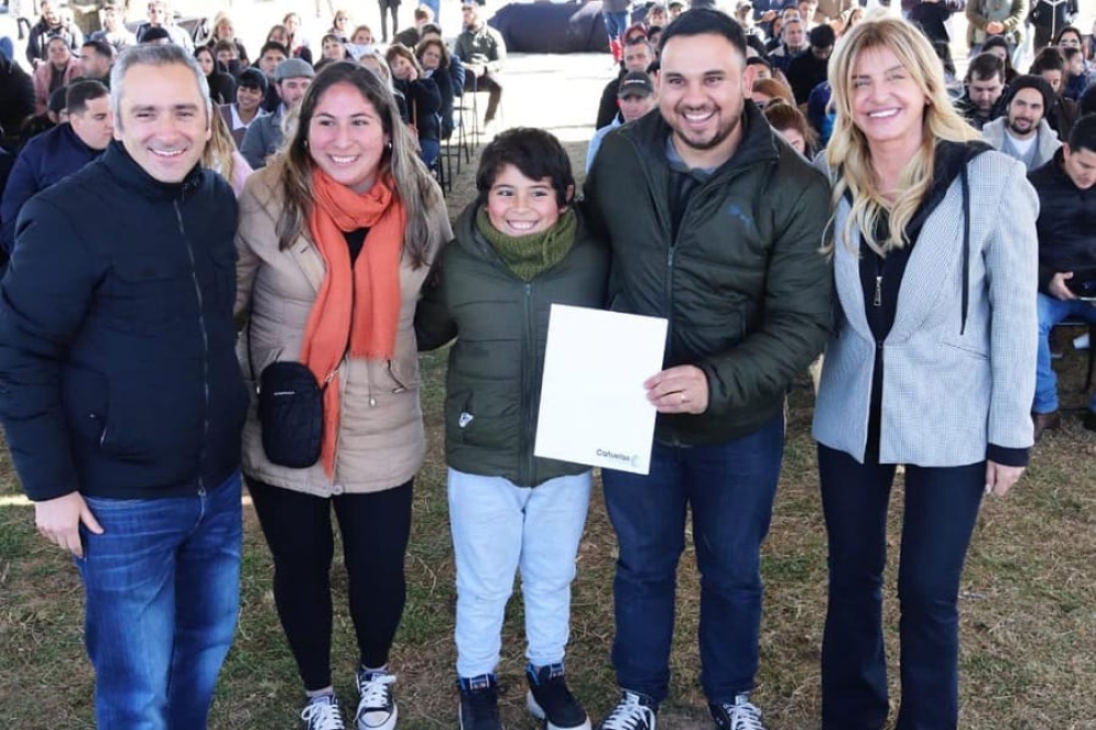 Se realizó la entrega de los boletos de compra venta y lotes a las familias que resultaron sorteadas.