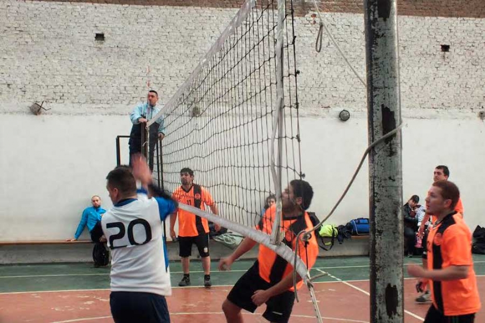Liga Municipal de Vóley: Deportivo La Academia pisa fuerte