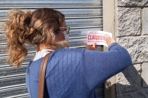 Personal de Control colocando la faja de clausura.