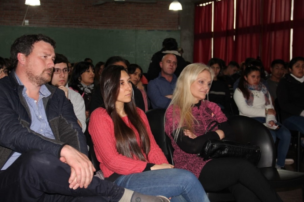 El candidato a intendente, Santiago Mac Goey, la candidata a concejal Natalia Schessler y la presidenta del Consejo Escolar, Verónica Iozzolino durante la charla. 