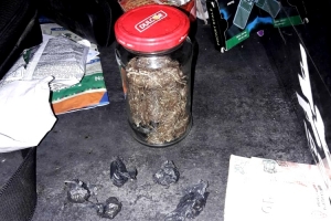 En la casa se encontraron un frasco y bolsitas listas para la distribuci&oacute;n.