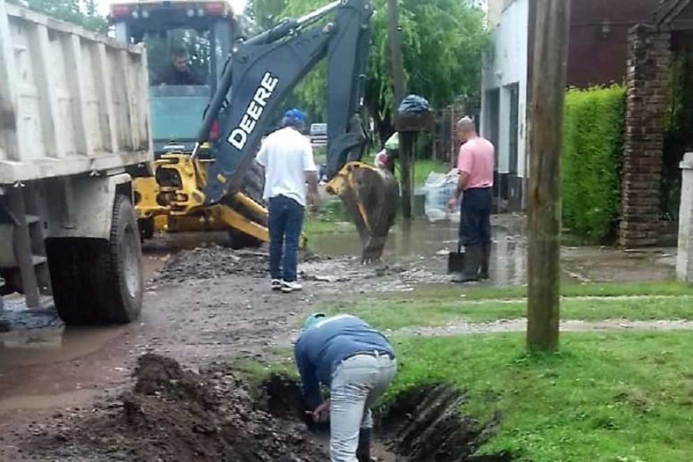 Los equipos del municipio trabajando durante este lunes. 