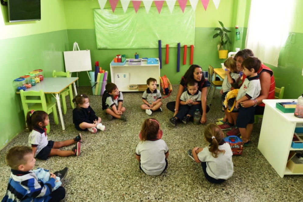 Los padres y profesores deben &quot;hacer una vaquita&quot; para comprar agua de mesa.