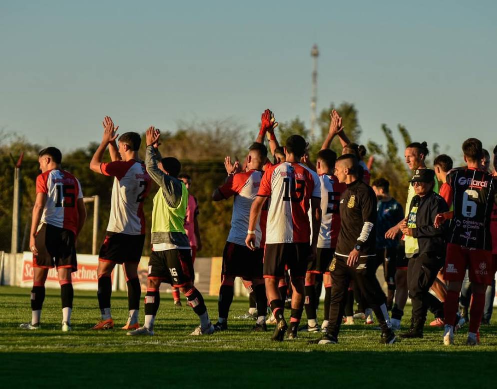 La defensa de Juventud Unida se mostró muy vulnerable en el primer tiempo. (FOTO: Prensa Juventud Unida).