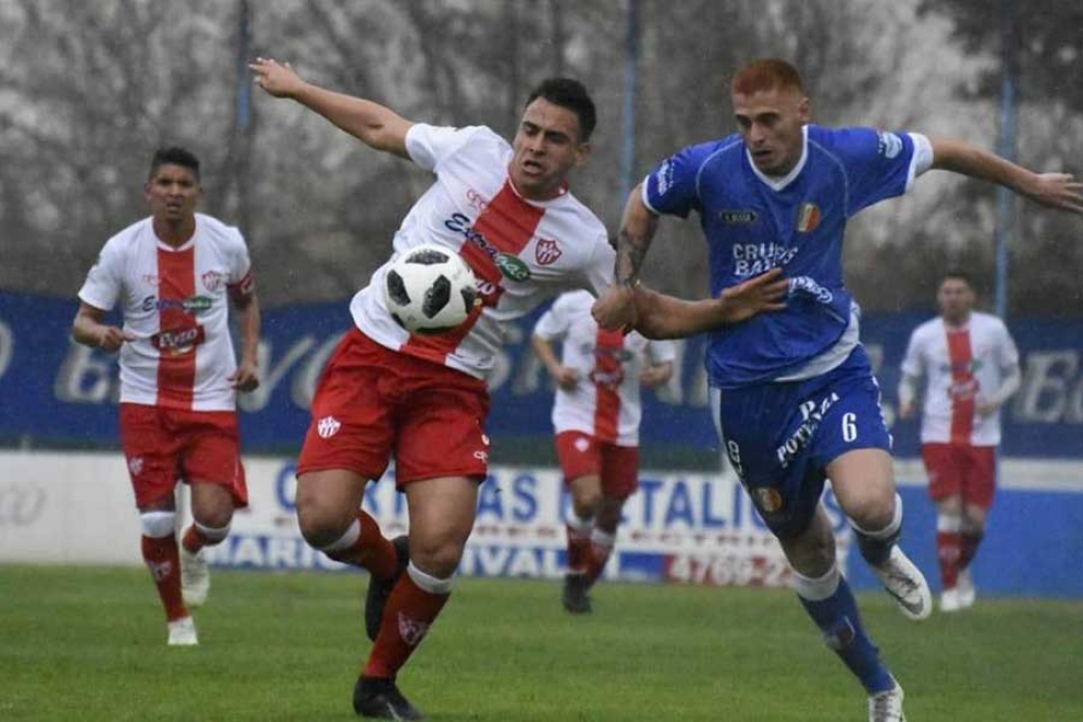 Sandoval, debút y gol con la casaca albirroja.