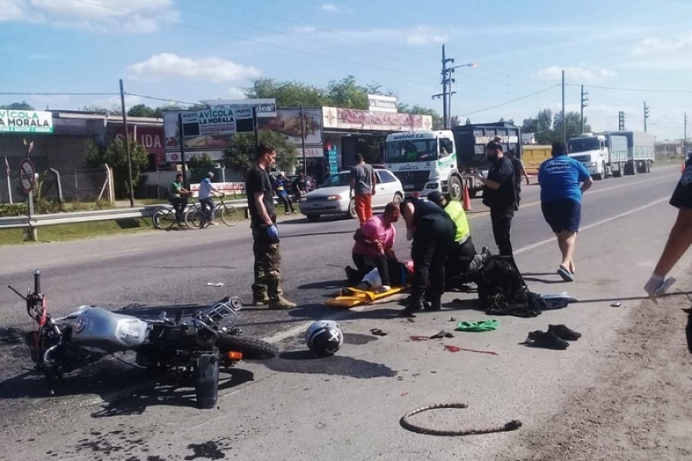 Joven motociclista que fue arrollado por un camión en Uruguay y 205.