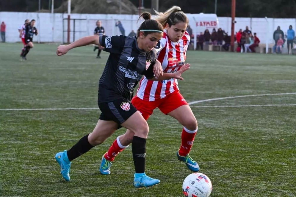 Martina Iraola llevando la pelota. 