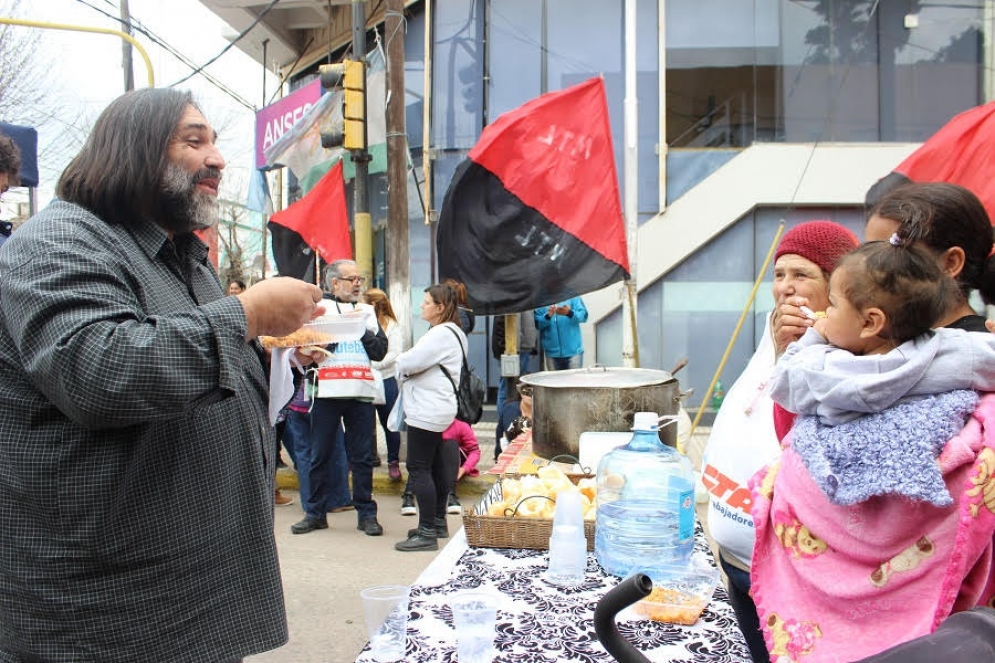 Roberto Baradel compartiendo un plato de la olla popular. 