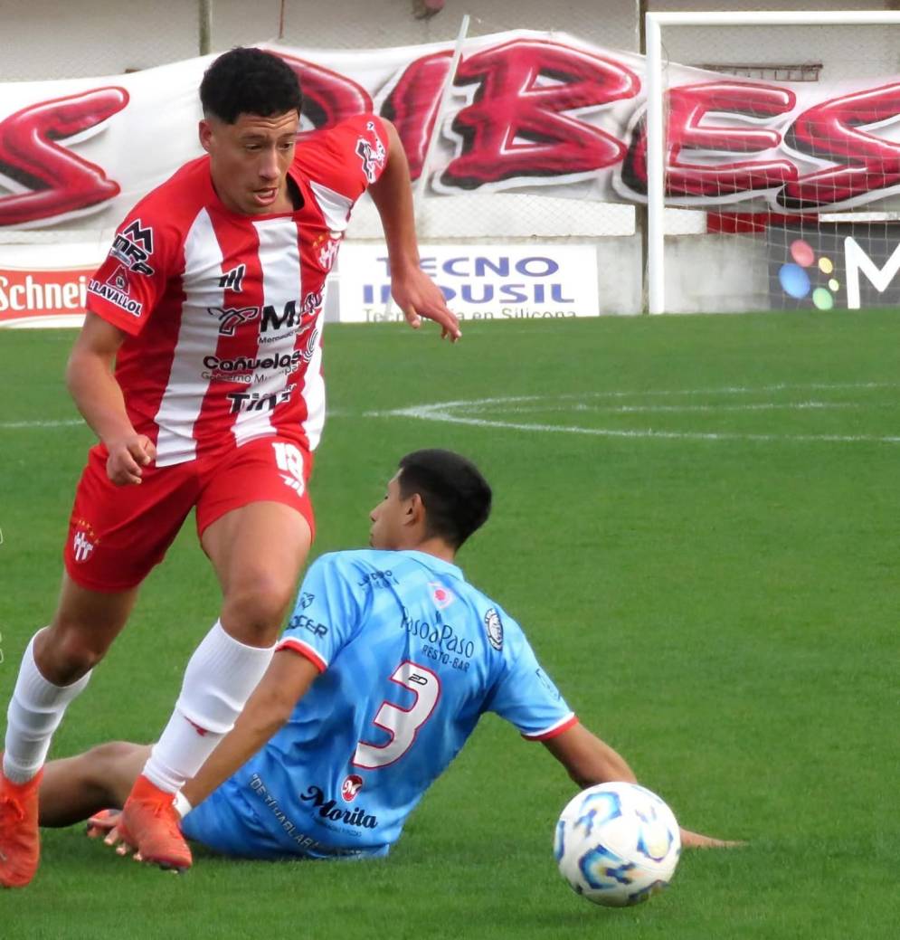 Laurito intentando por el costado. Ph: Javi Morales.