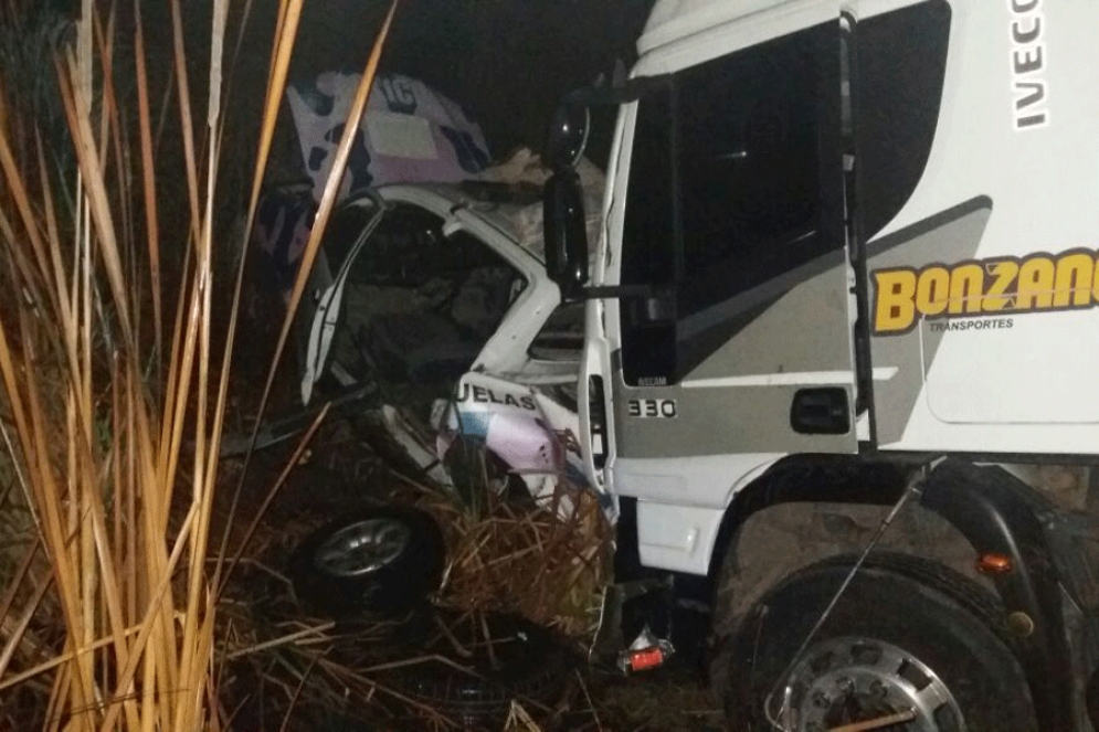 Un camión embistió de atrás a un patrullero e hirió gravemente a un policía