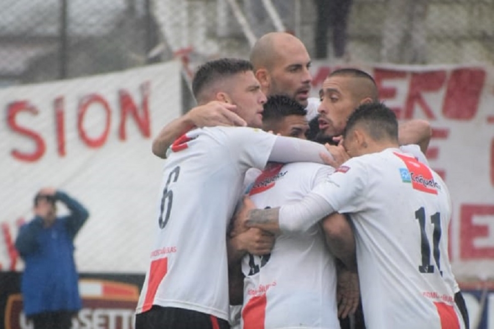 Los jugadores de Cañuelas festejan el gol de Grecco. Foto: David Nieva.