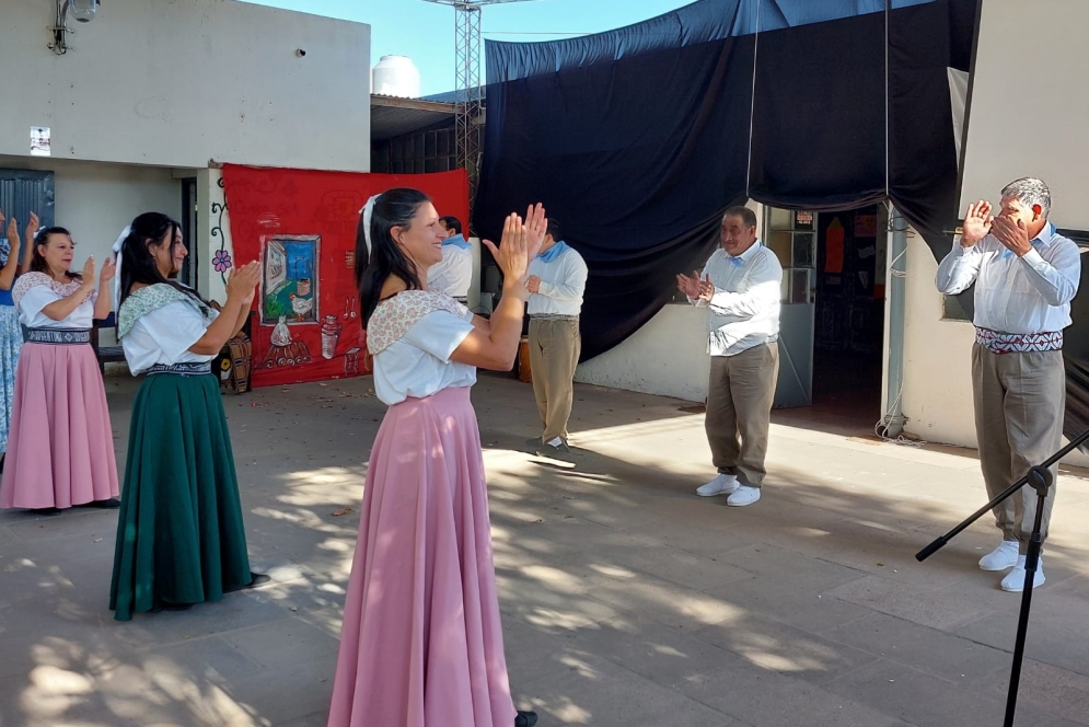 Alumnos bailando en el patio de la Escuela N°501.