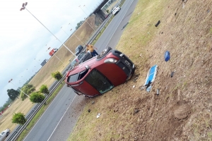 Uno de los autos involucrados terminó volcado en la banquina.