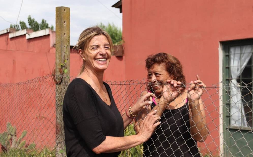 Fassi junto a una vecina en una de sus recorridas por los barrios.