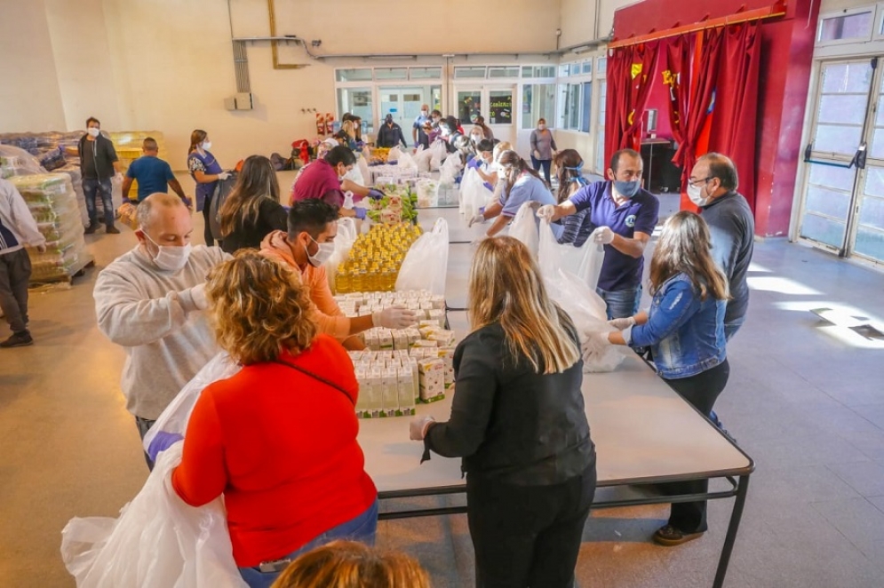 Los voluntarios armando bolsones de alimentos en la media N°2