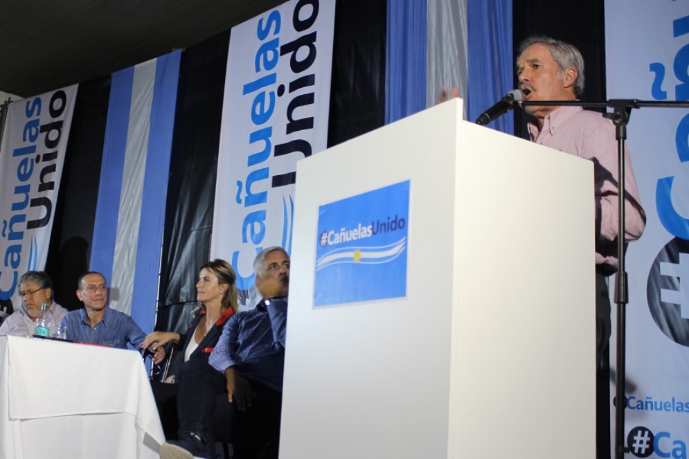 Felipe Solá dando su discurso ante la mirada del panel. 