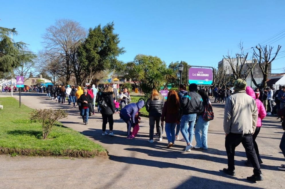 Extensa hilera en el contorno de la plaza céntrica.