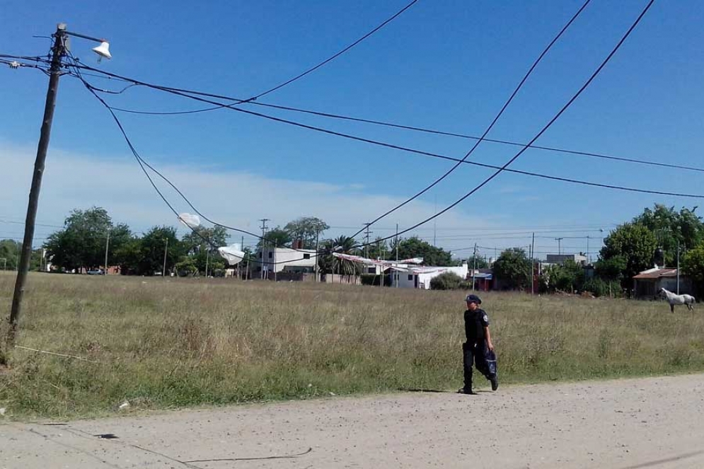 Varios postes eléctricos a punto de caerse en el barrio Buen Pastor