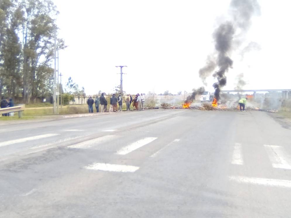 La interrupción de la calzada es total.