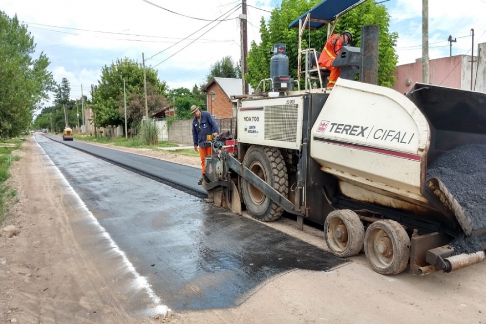 Las maquinas realizando el asfaltado. 