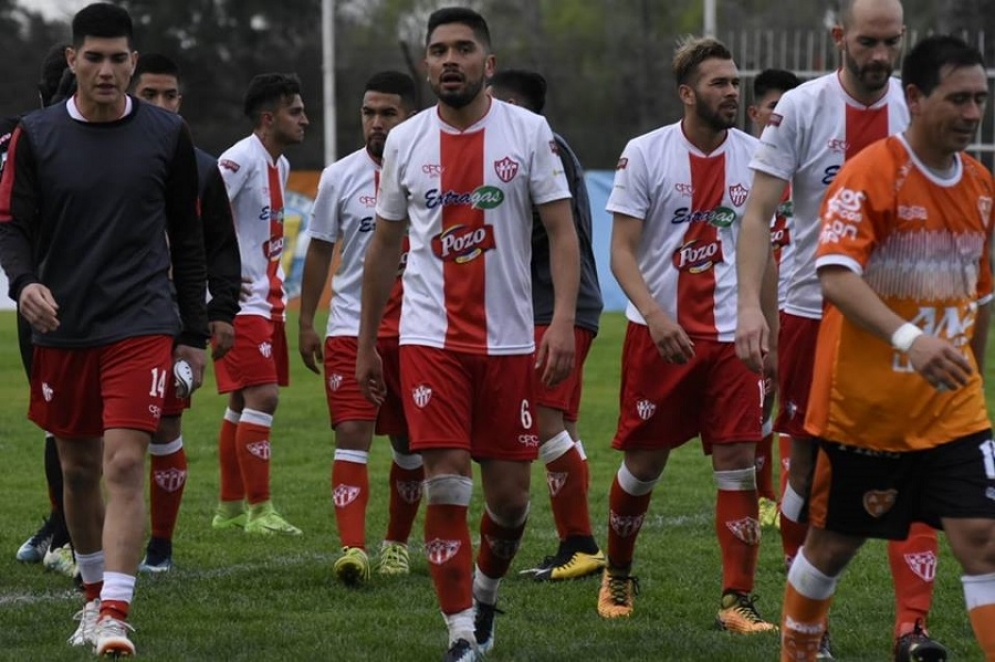 Los jugadores del CFC saliendo de la cancha luego de la derrota. 