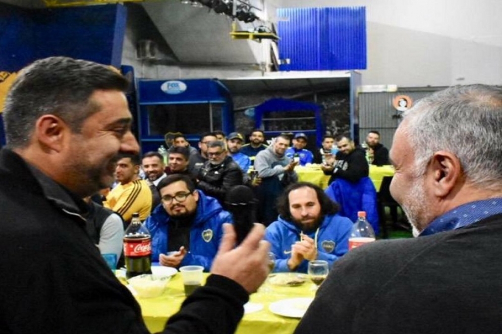 Cristian Ramirez y Aquilano (atrás) reconociendo al &quot;pope&quot; xeneize.