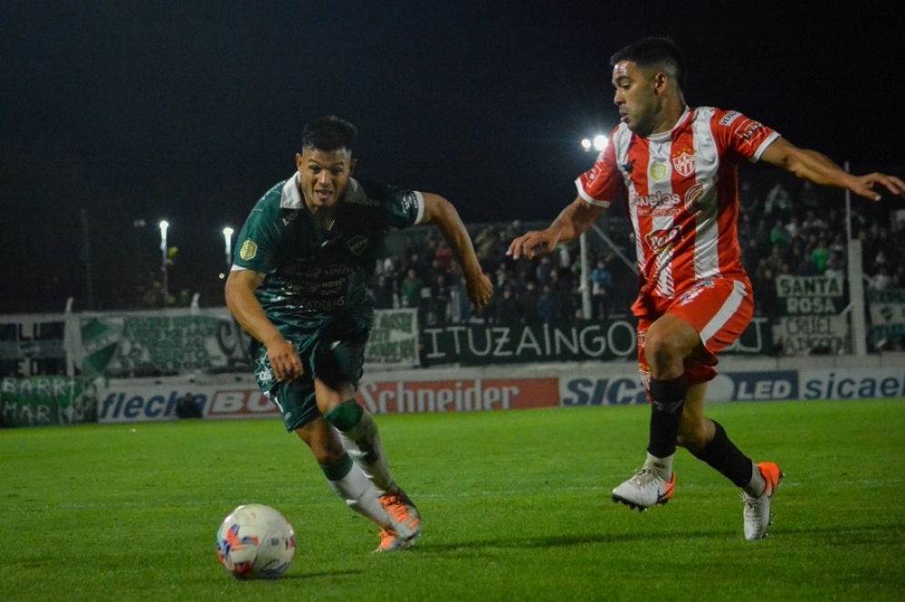 Suárez Costa atacando por el carril izquierdo. (FOTO: Prensa Ituzaingó).