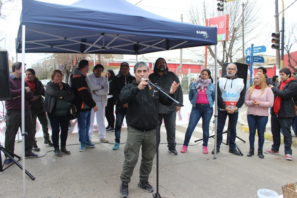 Miceli hablando en la última olla popular realizada por la CTA.