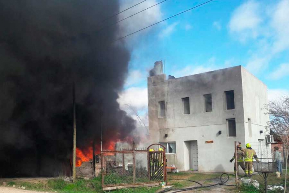 Devastador incendio en un depósito de plástico