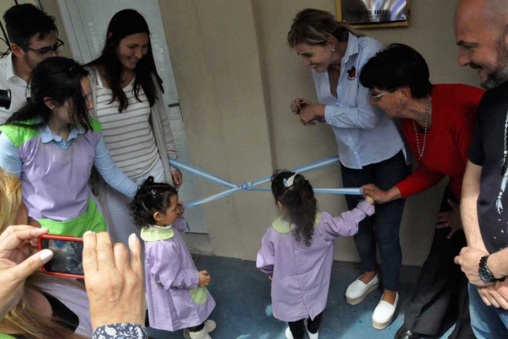 Las autoridades municipales, los chicos y los docentes realizaron el clásico corte de cinta.