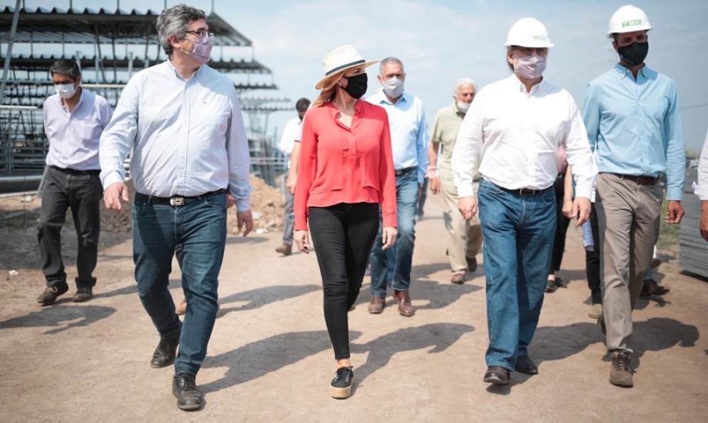 La intendenta Fassi junto a los ministros recorriendo el Mercado Agroganadero. 