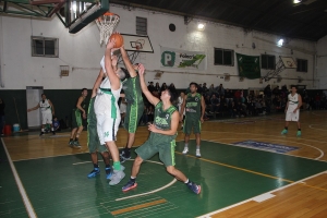 Oscar Guillamondegui luchando abajo de uno de los aros del Vicente Politano.