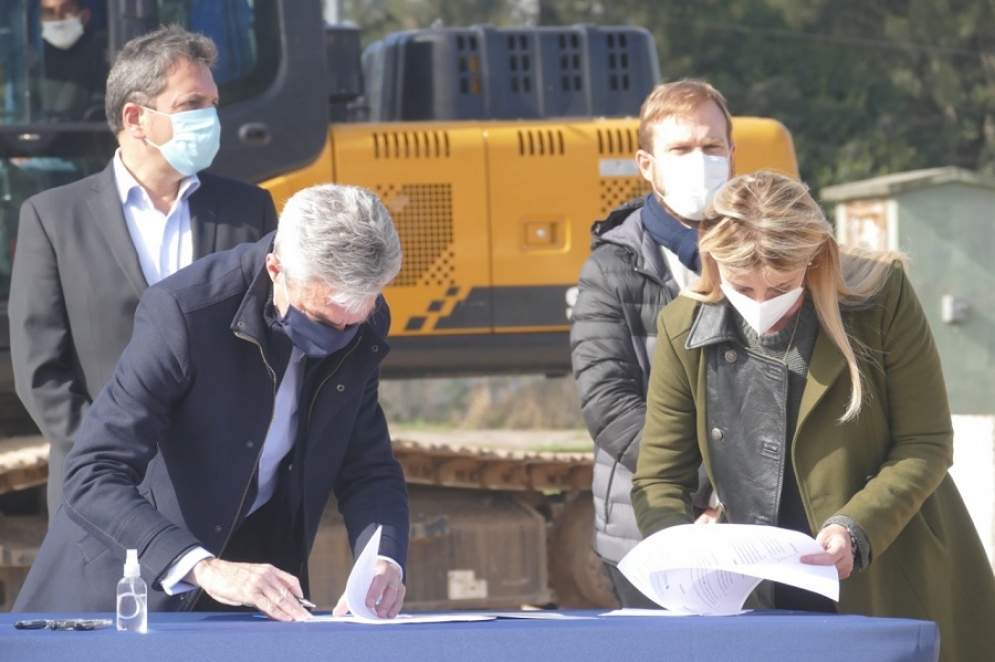 La intendenta Fassi firmando el convenio junto ministro de Transporte de la Nación, Mario Meoni. 