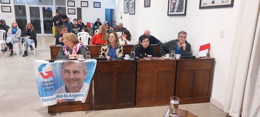 La bandera de Morales sostenida por el bloque de Juntos.