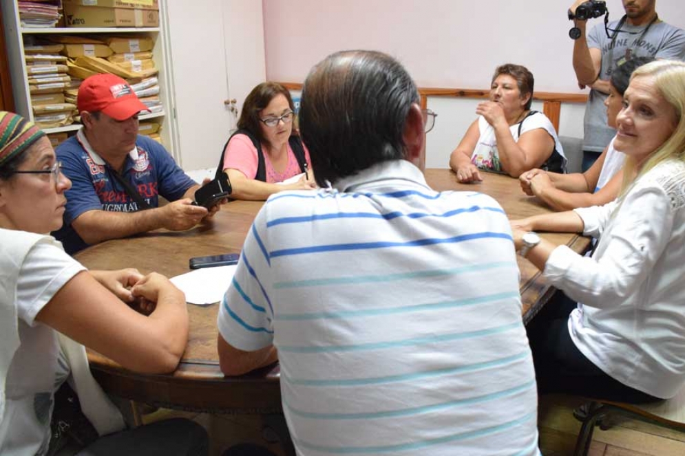 Los dirigentes sociales y políticos reunidos con la presidenta del Consejo Escolar, Verónica Iozzolino.