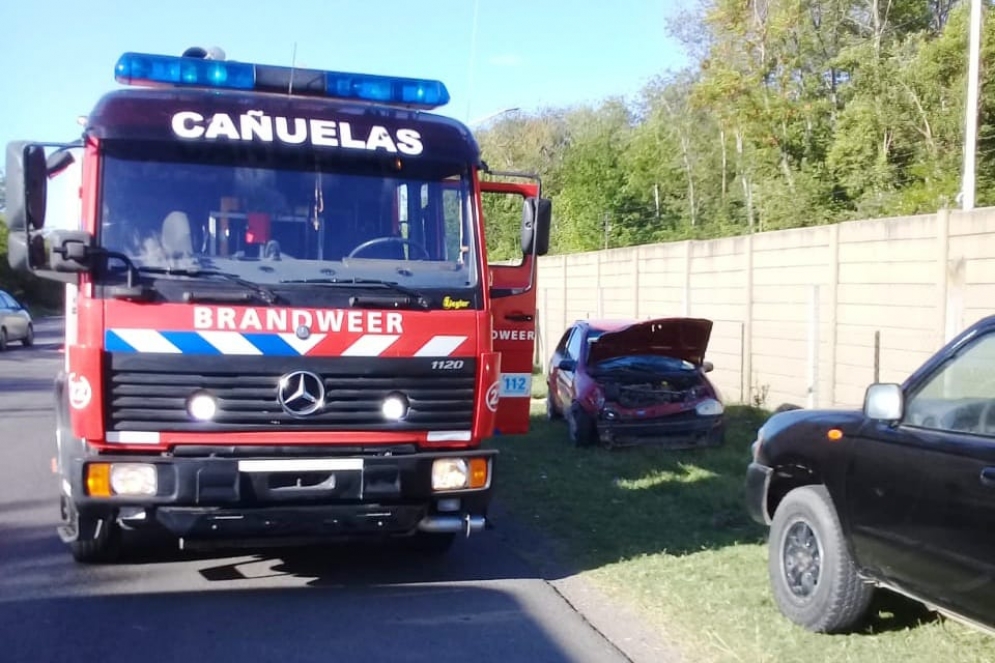 El Corsa tres puertas con la trompa abollada.