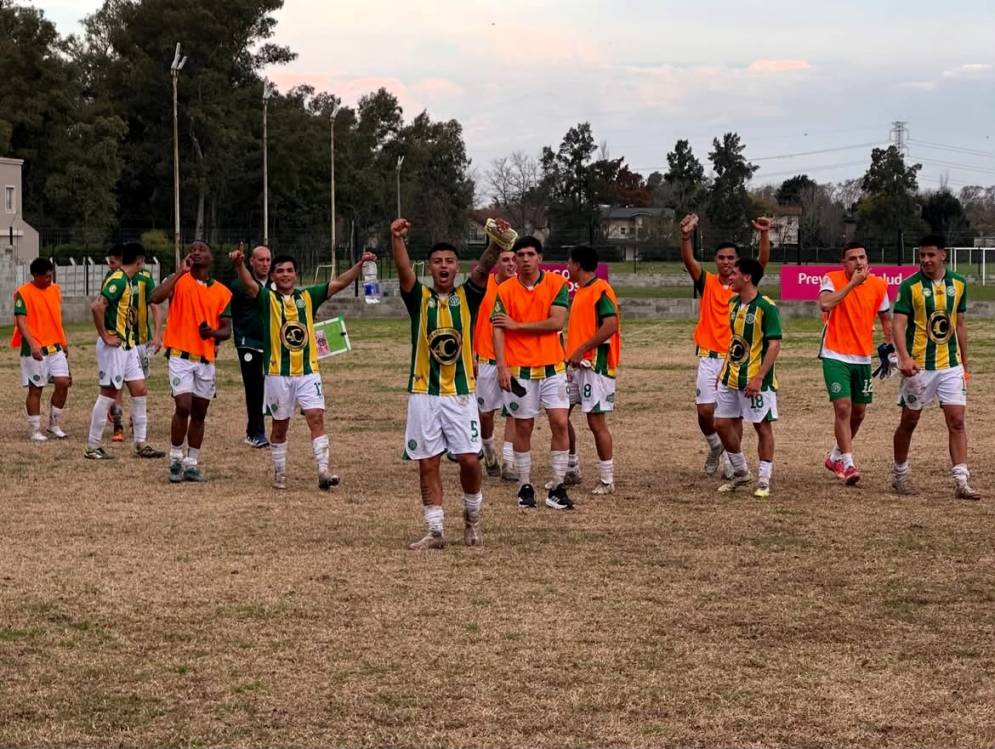 El triunfo se festej&oacute; en Pilar (FOTO: Instagram @Uribelarrea.fc.ok)
