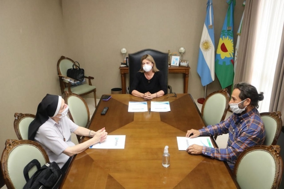 Fassi en la reunión junto a las autoridades de las instituciones. 