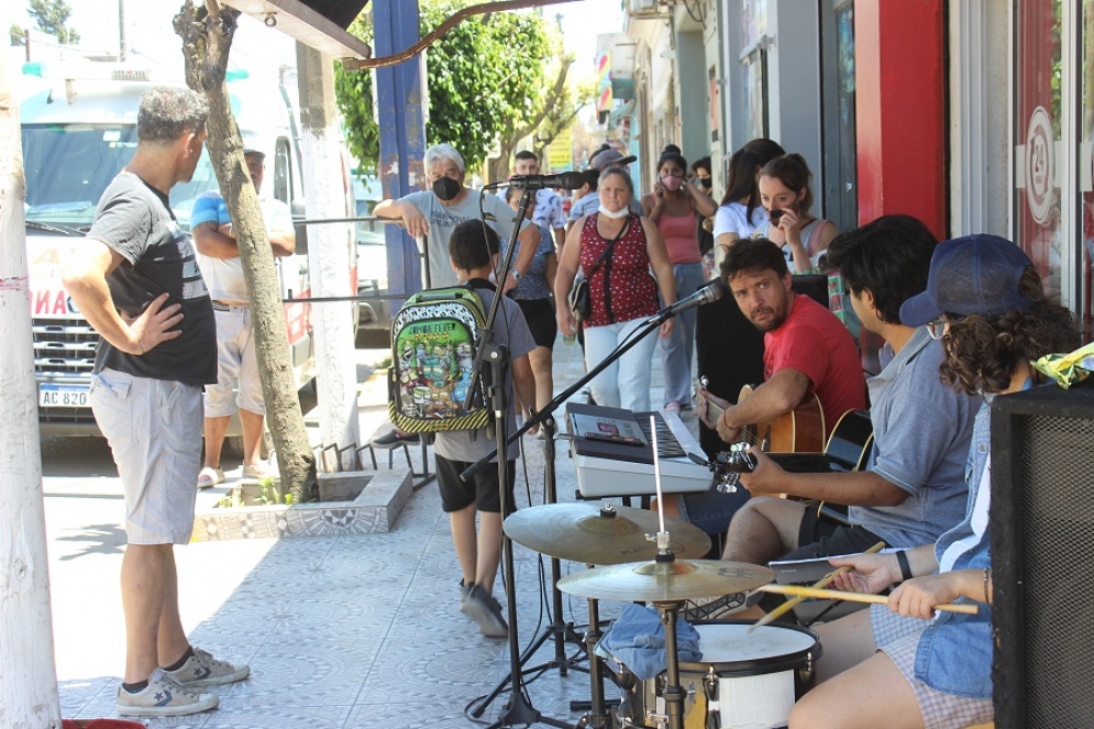 Tocando los primeros temas en la mañana de este miércoles.