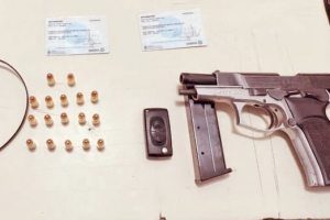 El arma nueve mil&iacute;metros secuestrada en poder del delincuente. 