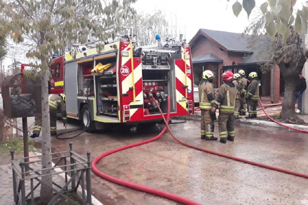 Cuatro dotaciones de bomberos controlaron el fuego. 