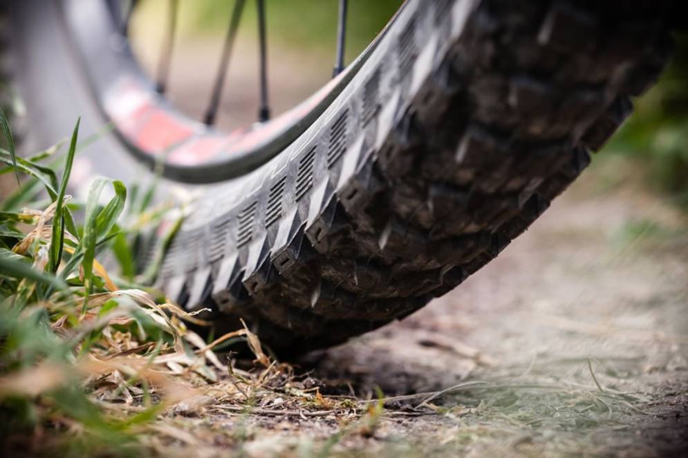 La bicicleta estaba sin atar, recostada en un canasto. 