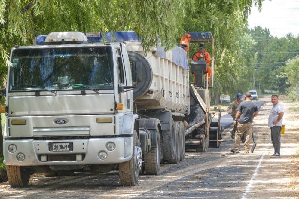 Las maquinas trabajando en la obra de asfalto. 