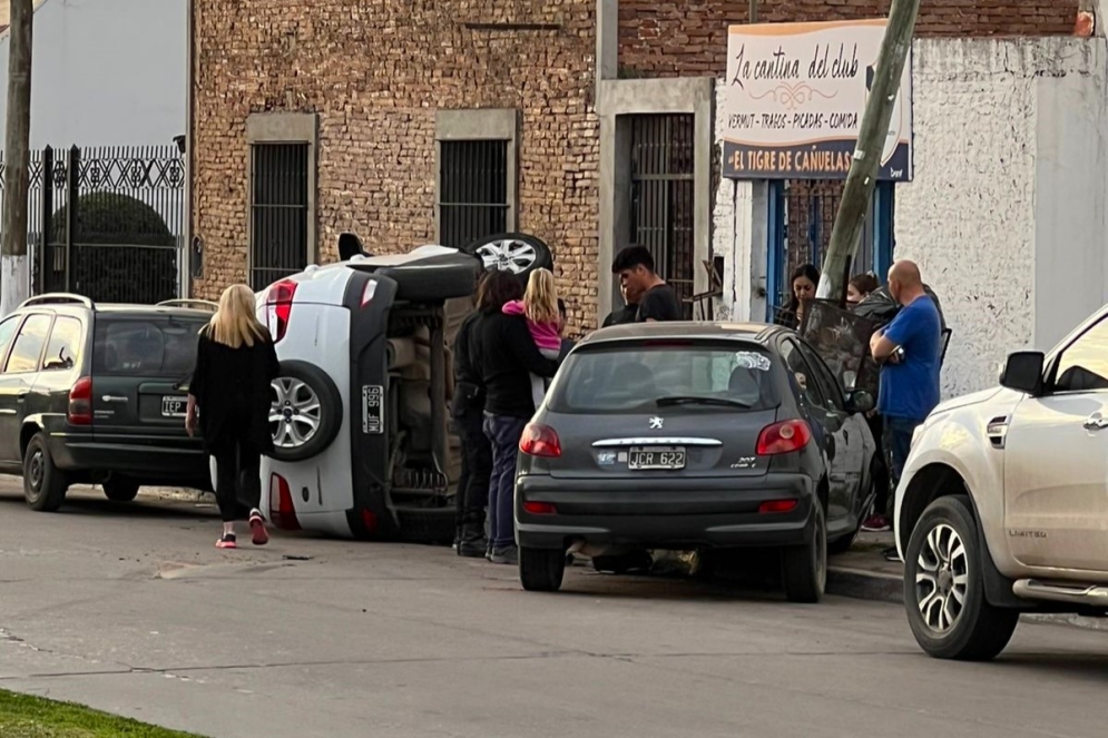 El vehículo volcado continúa en la esquina de Florida y Lara. 