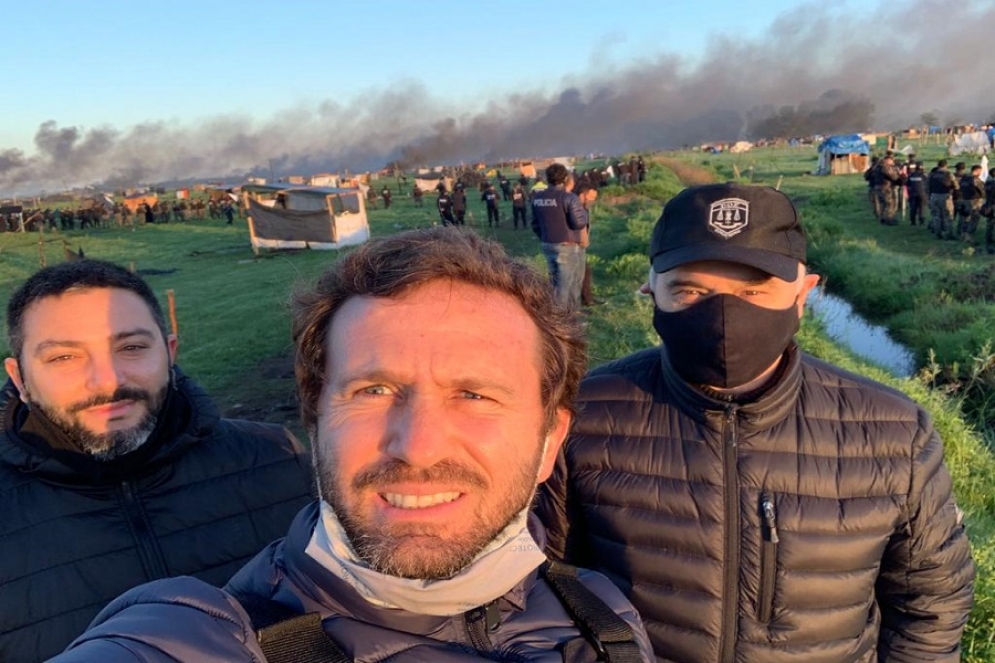 Condomí al frente, Damonte detrás de campera azul y Romero con barbijo negro.