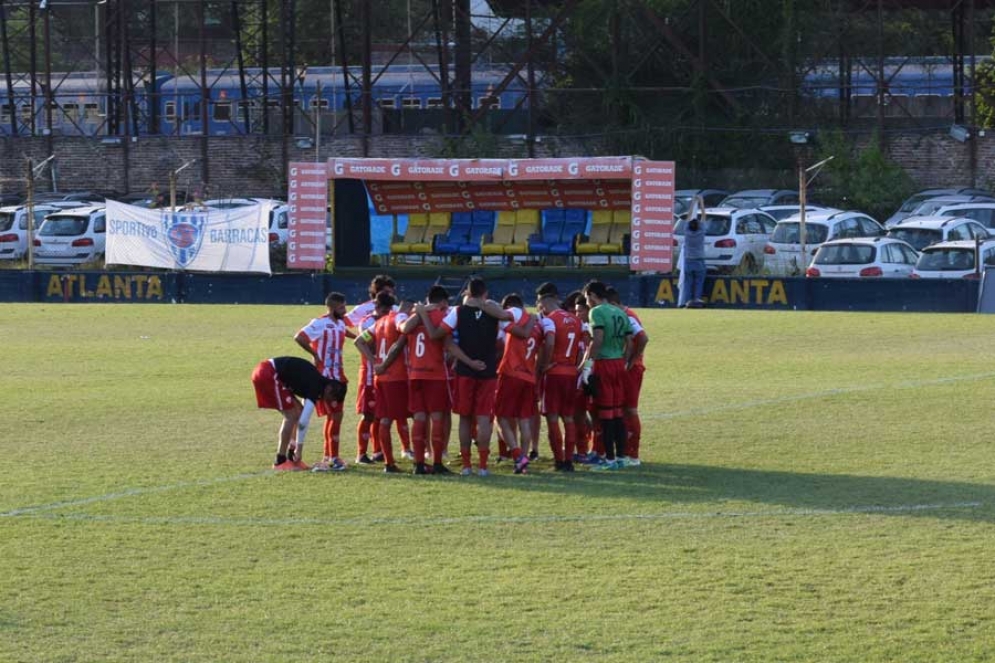Así terminó Cañuelas su último partido del año. Gastón Grecco fue el encargado de la arenga final. 