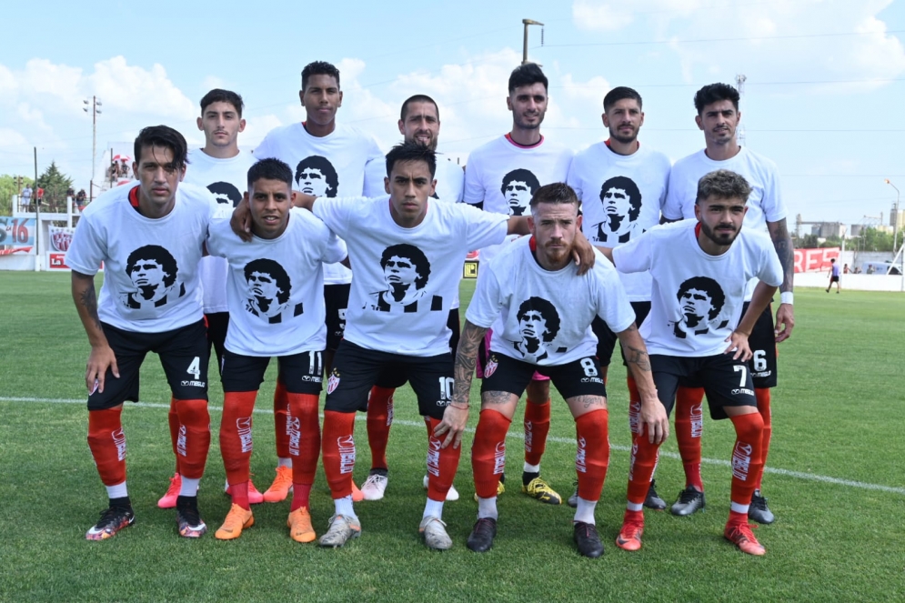 Los titulares con la remera en reconocimiento a Maradona.