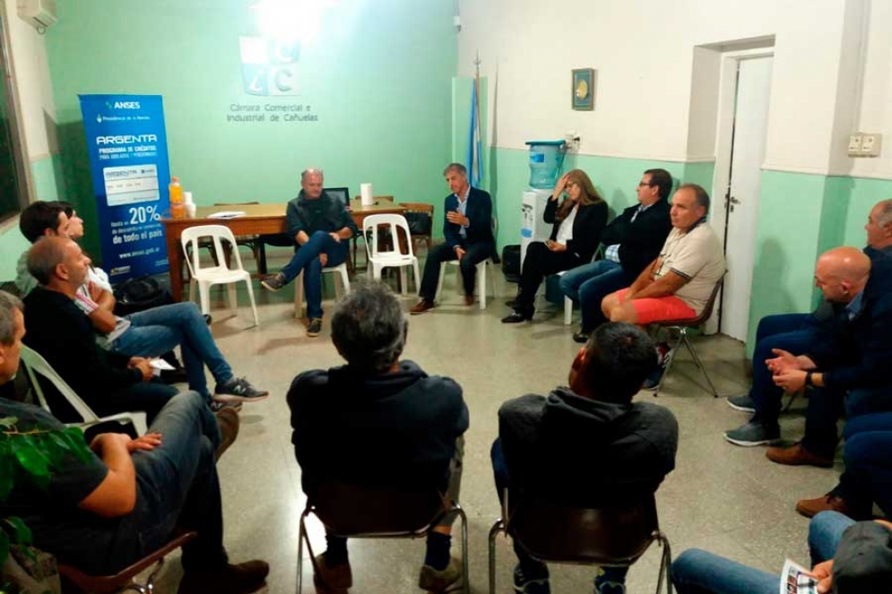 Funcionarios municipales se reunieron con dirigentes de la Cámara. 